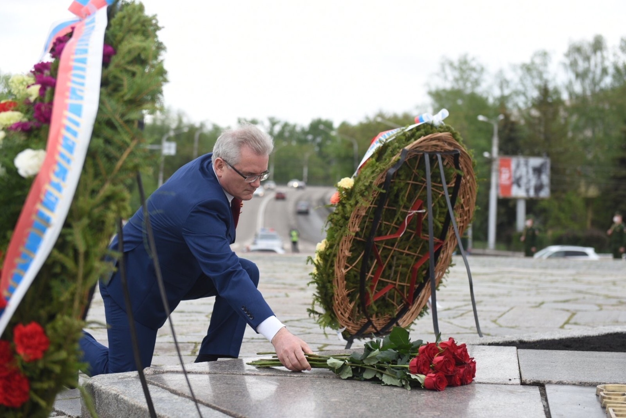 
		
		В Пензе возложили цветы у Монумента воинской и трудовой славы
		
	