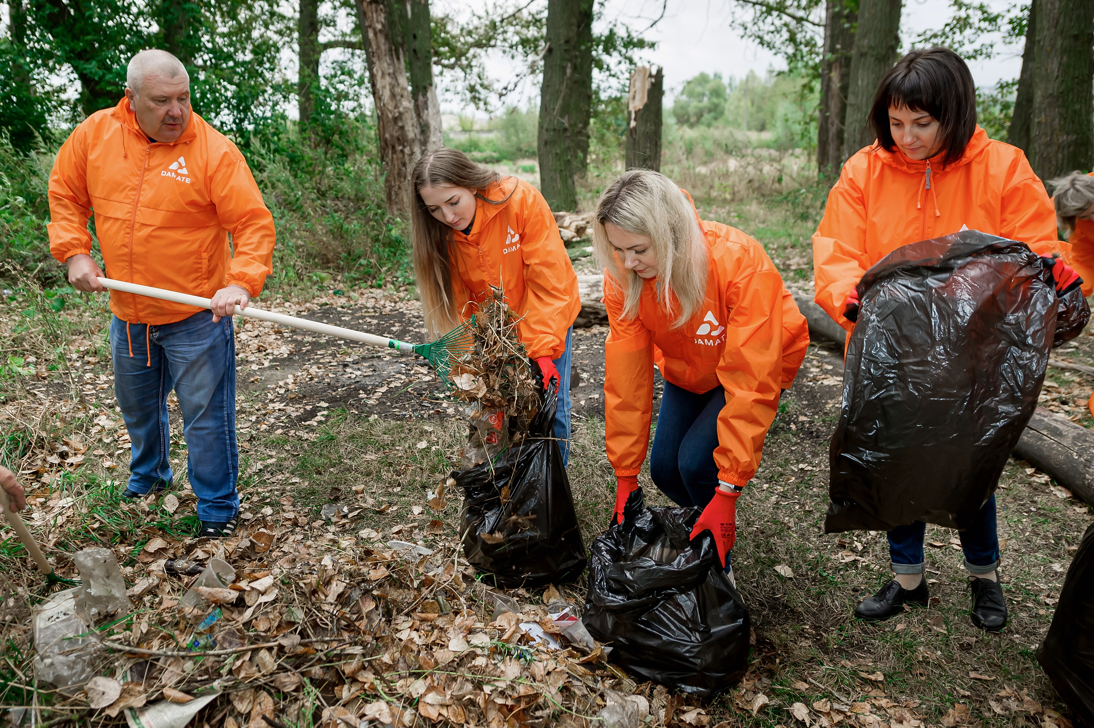 
		
		Сотрудники «Дамате» очистили берег реки Ломовка от бытового мусора
		
	