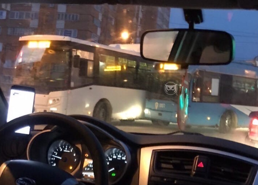 
		
		В Пензе врезавшиеся автобус и троллейбус заняли оживленный перекресток
		
	