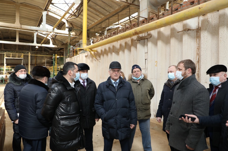 
		
		Белозерцев осмотрел кирпичный завод и комбинат технических сукон в Сурске
		
	