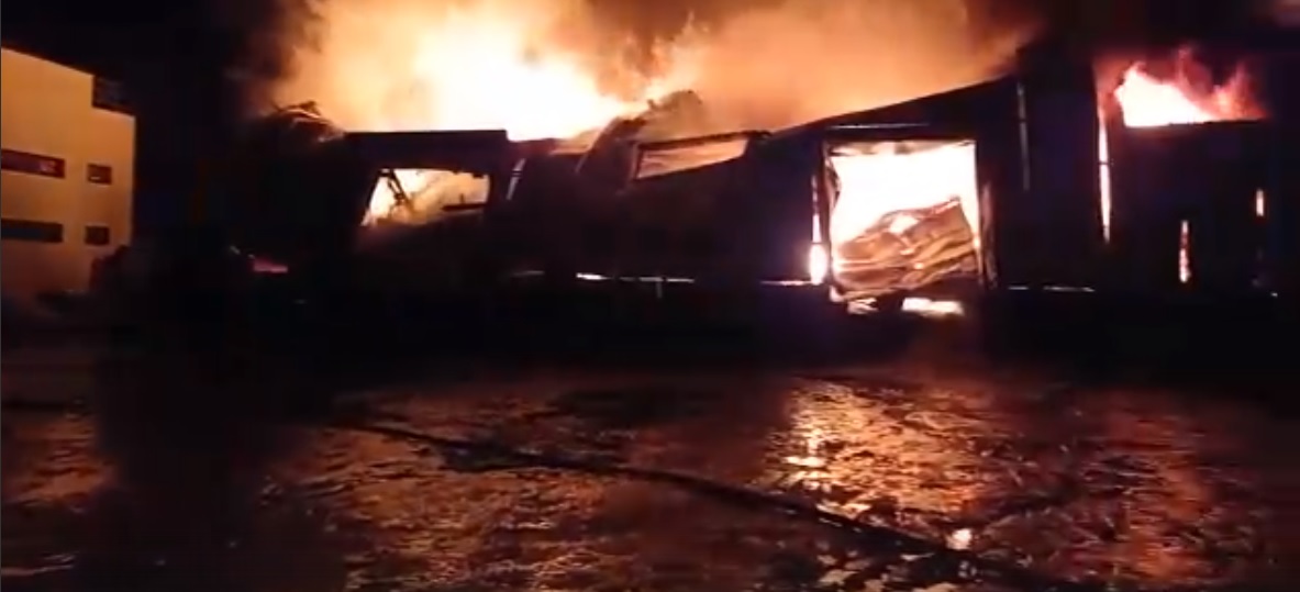 
		
		В Пензе ночной пожар уничтожил ангар. Видео
		
	
