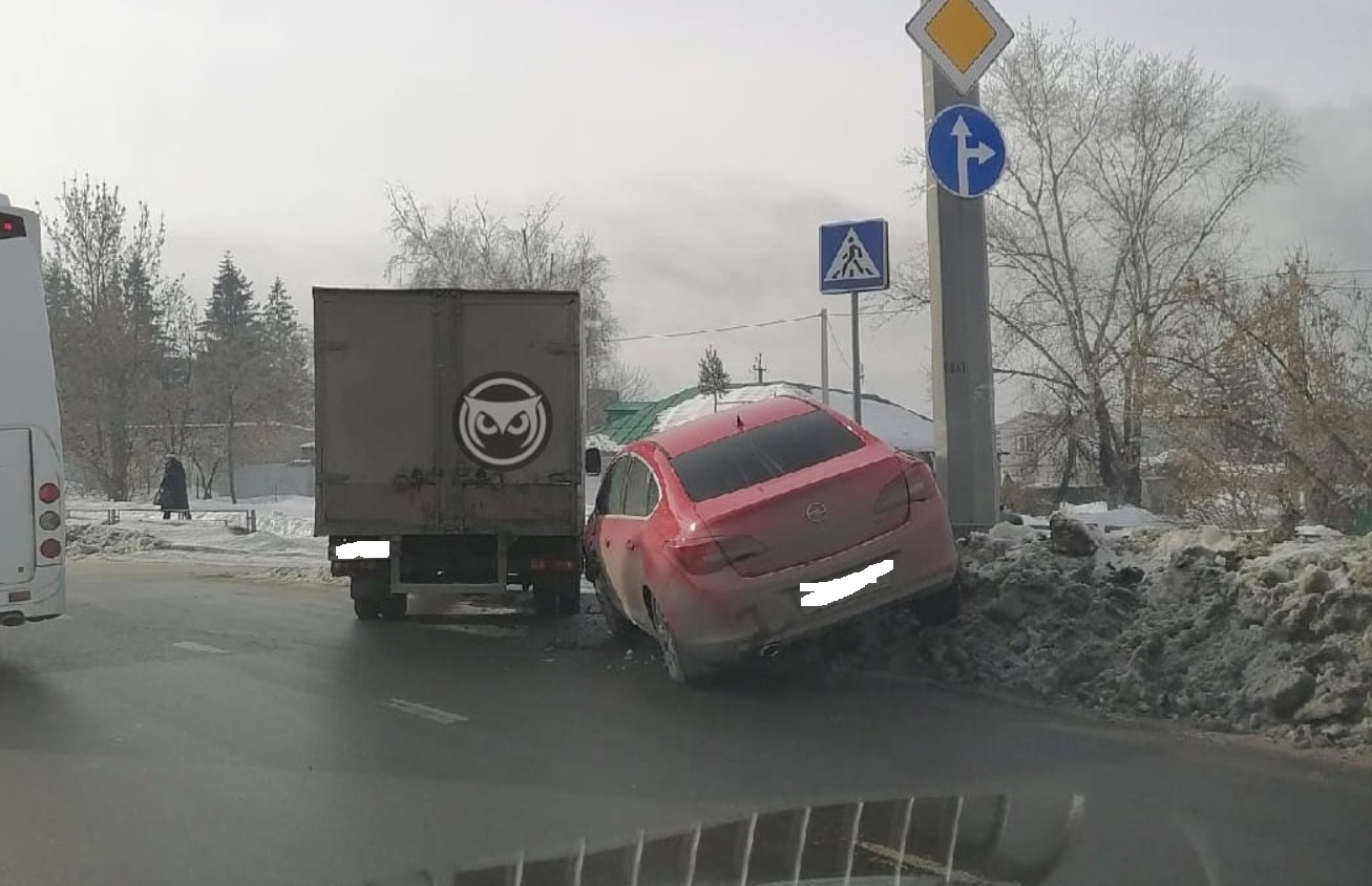 
		
		В Терновке столкнувшаяся с фургоном иномарка «взлетела» на сугроб
		
	