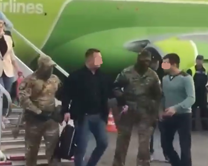 Пассажира пензенского самолета задержали прямо у трапа. Видео