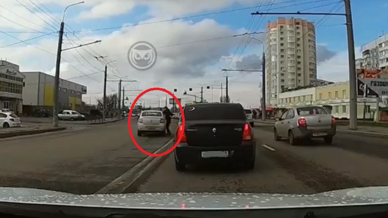 «Нашли друг друга». В Терновке таксист-встречник едва не сбил мужчину