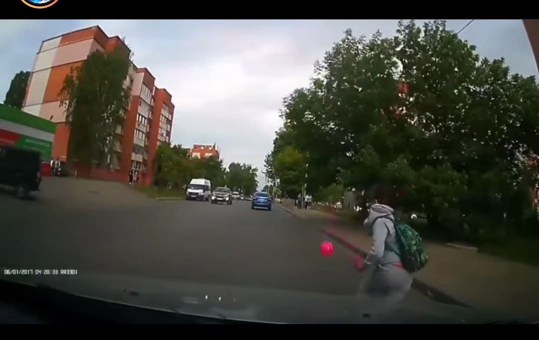 В Пензе школьница бросилась под машину и едва не покалечилась