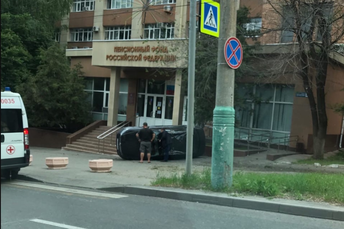 В Пензе на ул. Захарова иномарка «прилегла» на бок
