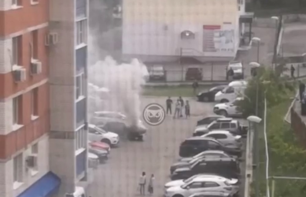 В Пензе загорелась отечественная легковушка - видео