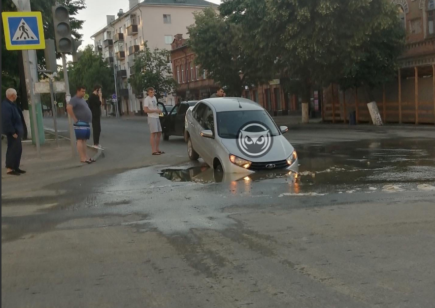 
		
		В Пензе на улице Московской машина провалилась в яму
		
	