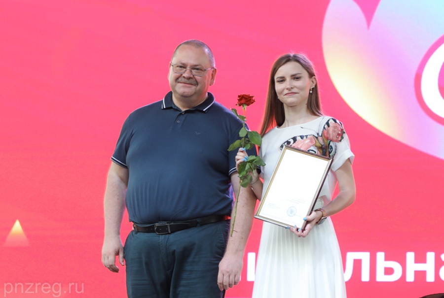
		
		Олег Мельниченко наградил талантливую и активную пензенскую молодежь
		
	
