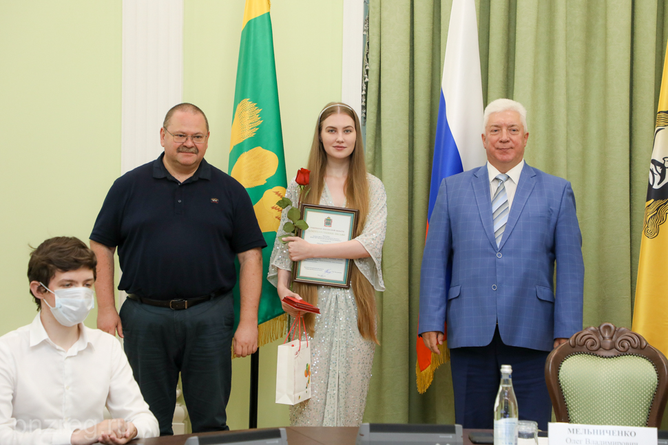 
		
		Олег Мельниченко наградил выпускников мединститута за вклад в борьбу с коронавирусом
		
	