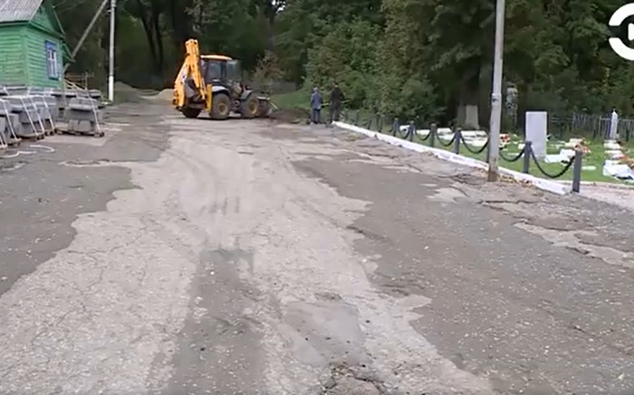 
		
		На главной аллее Мироносицкого кладбища в Пензе начался ремонт дорожного покрытия
		
	