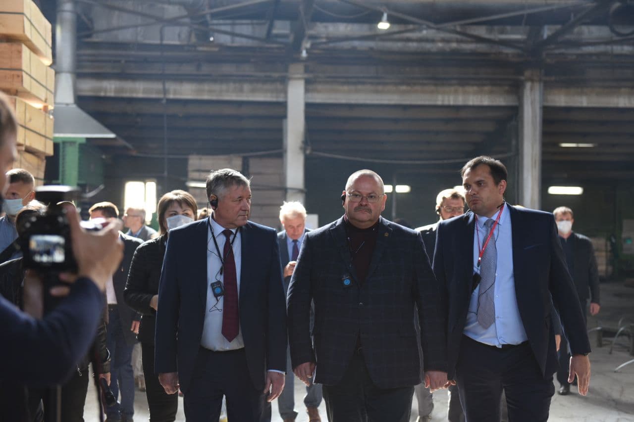 
		
		Олег Мельниченко поручил содействовать фанерному заводу в Нижнеломовском районе
		
	