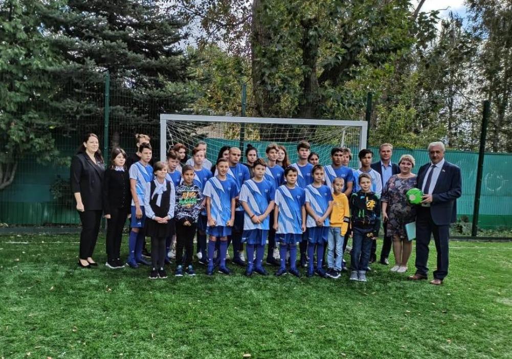 
		
		Воспитанникам спасского детского дома подарили футбольную форму
		
	