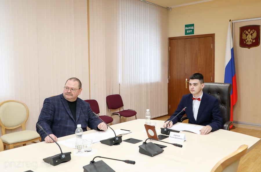 
		
		Олег Мельниченко исполнил мечту школьника и показал ему правительство
		
	