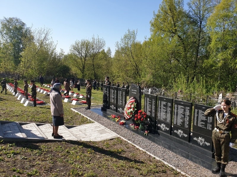 
		
		В Пензе возложили цветы к местам захоронения павших воинов
		
	