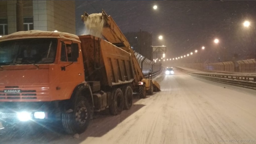 
		
		За ночь с улиц Пензы вывезли 5800 кубометров снега
		
	