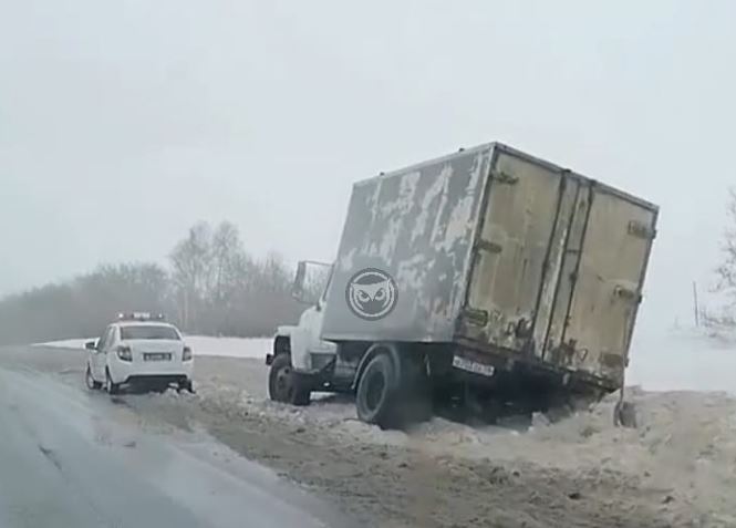 
		
		Под Пензой грузовик попал в снежный занос
		
	