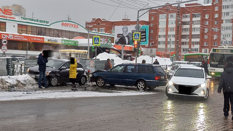 
		
		На ул. Калинина в Пензе столкнулись две легковушки, собирается пробка
		
	