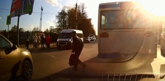 
		
		На ул. Леонова на «зебре» едва не сбили пешехода. Видео
		
	