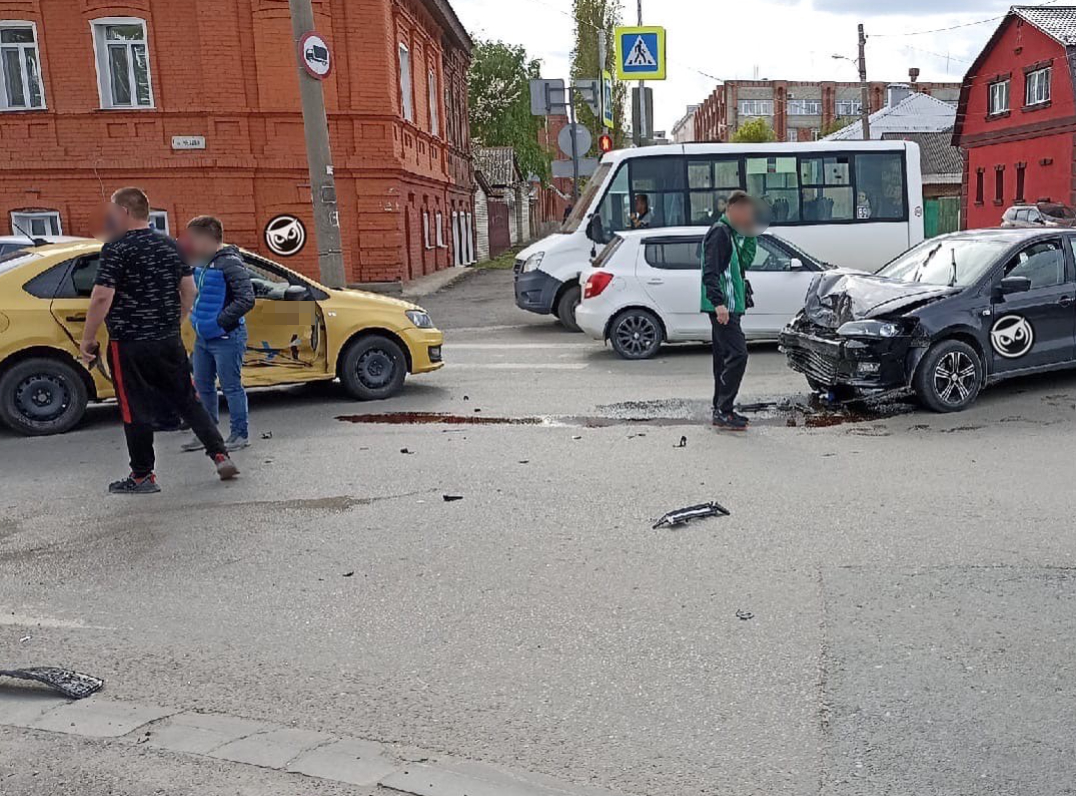 
		
		В Пензе на улице Долгова из-за аварии образовалась пробка
		
	
