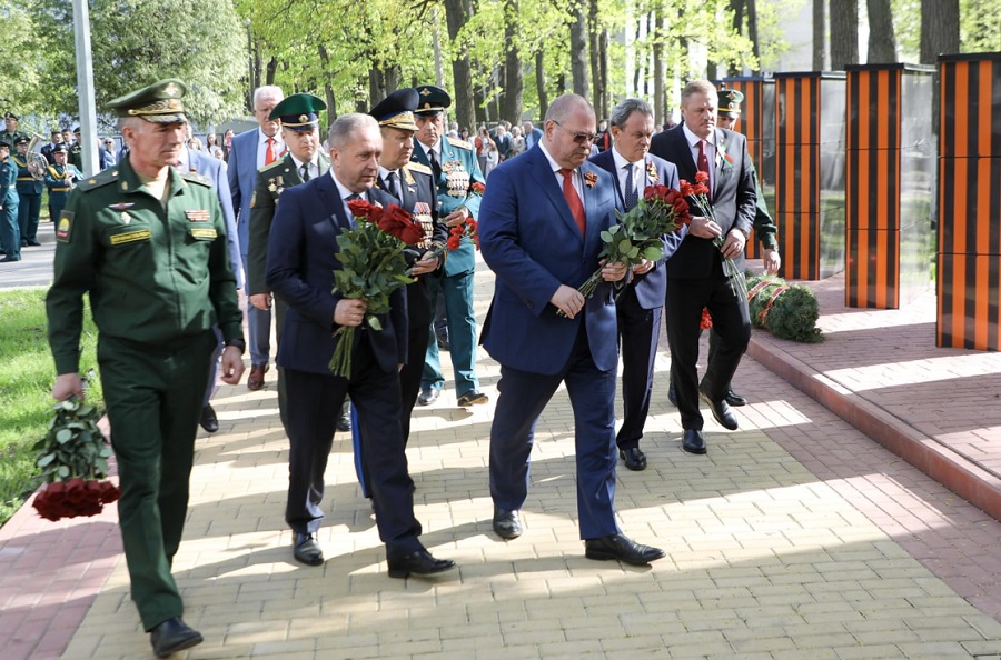 
		
		Олег Мельниченко с гостями из Беларуси возложил цветы к памятнику выпускникам артучилища
		
	