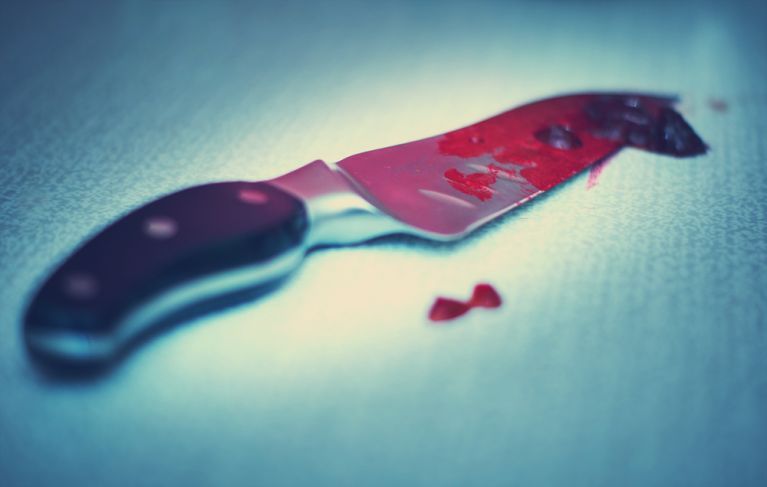 
		
		Пензенец зарезал молодого обидчика сразу двумя ножами
		
	