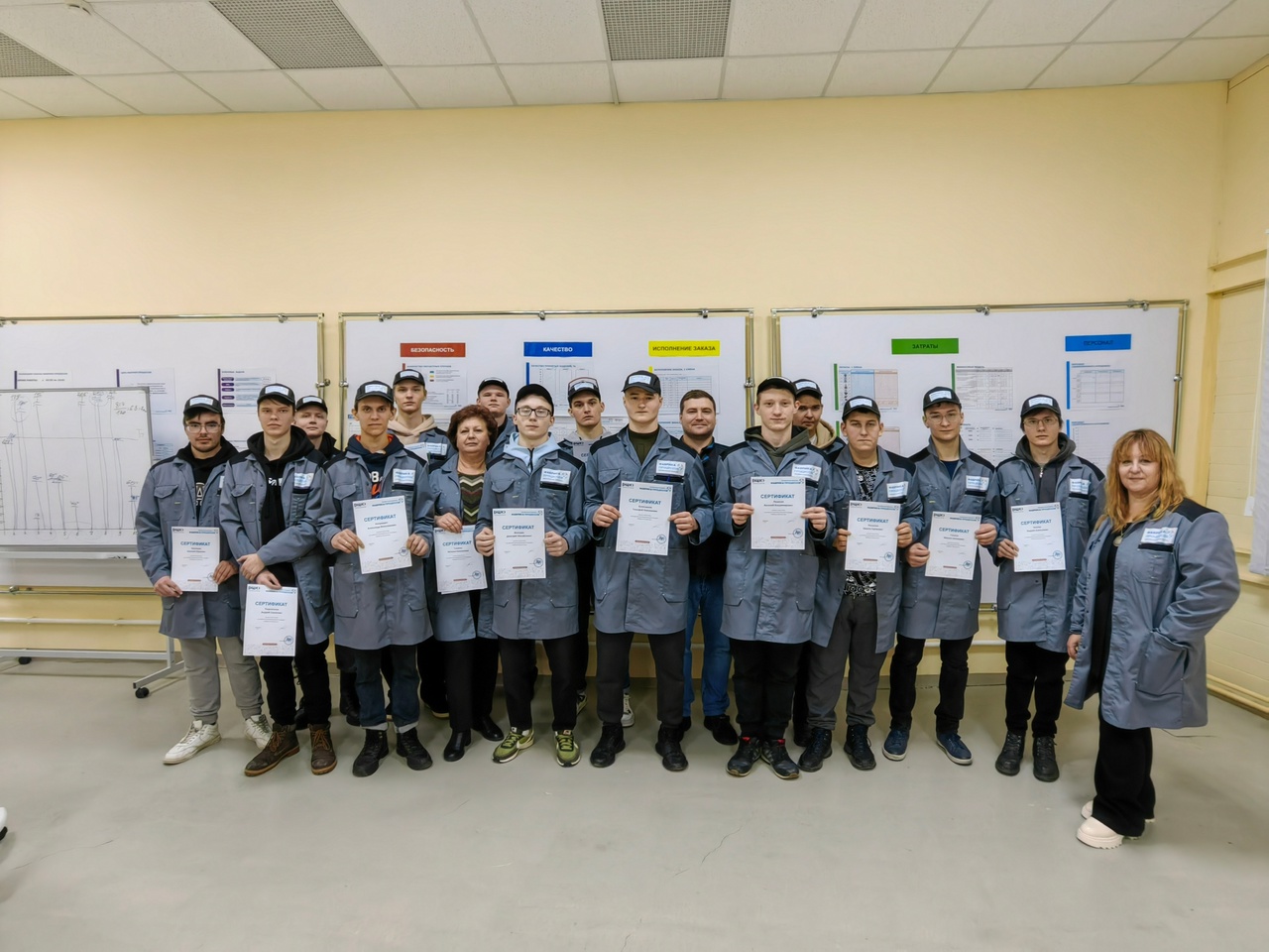 График сменности для трех человек. График работы в две смены. График рабочих смен. Смена режима работы. Предприятие работает в три смены.