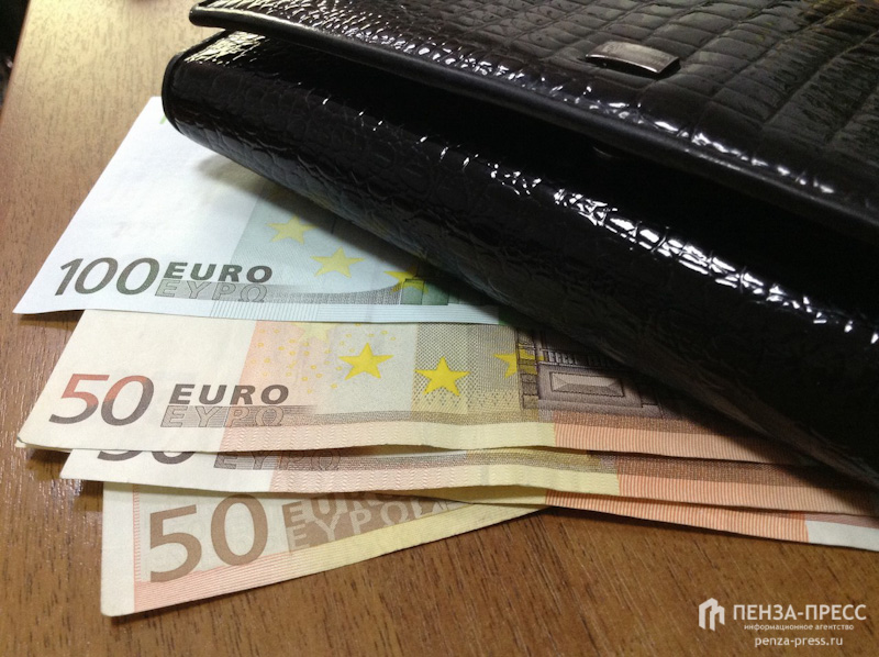 Центробанк установил курс евро в 124 рубля