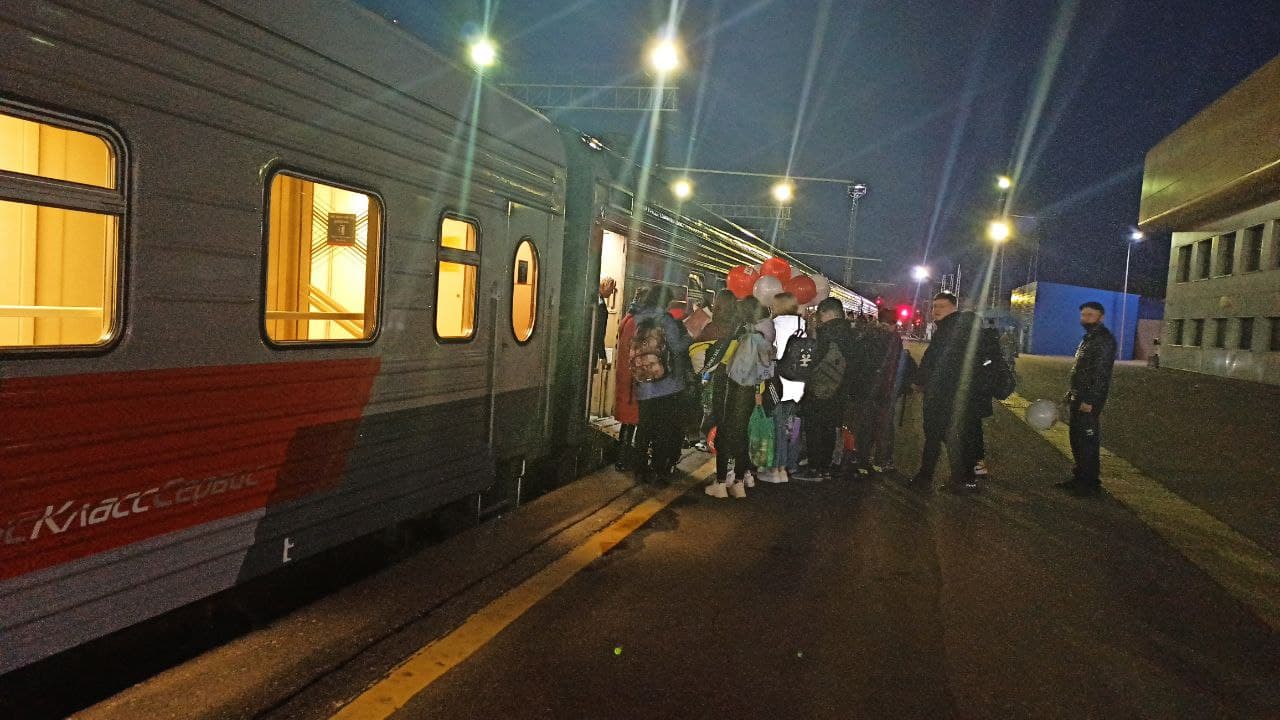 проводники поезда золотой орел. табло поездов на станции. поезд прибыл в семь часов. табло железнодорожного вокзала. поезд 7/8.