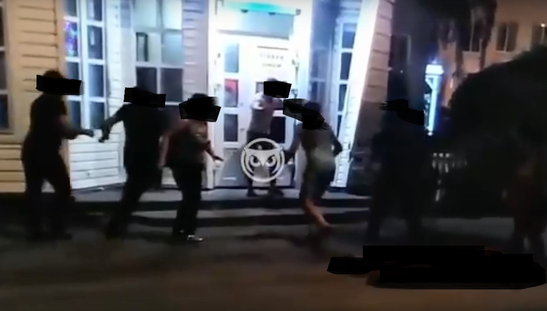 драка в нижнем