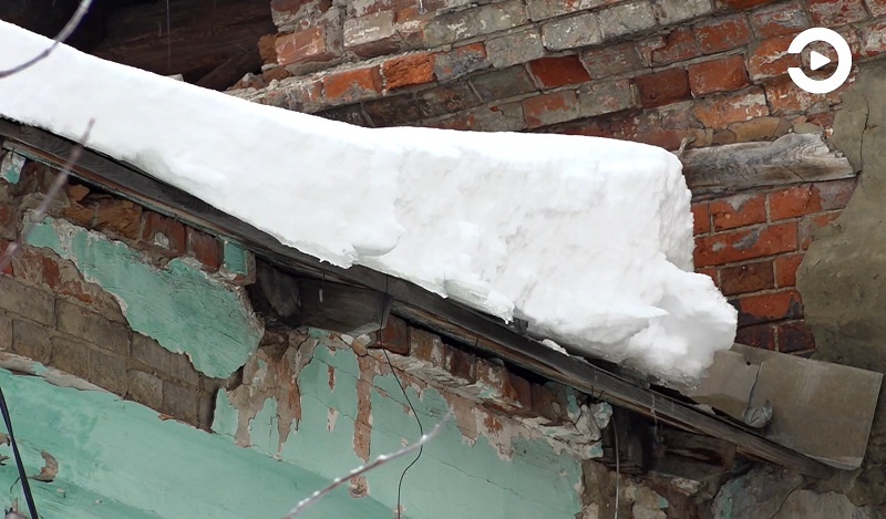 Снег с крыши на голову. Снег упал на голову с крыши. Падение снега с крыши домов. Сосульки падают с крыш. Сосулька падает с крыши дома.
